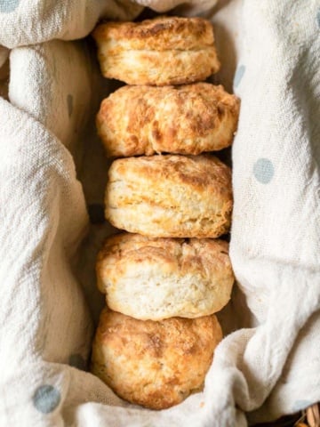 air fryer biscuits thumbnail picture.