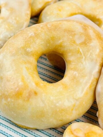 air fryer biscuits donuts thumbnail picture.