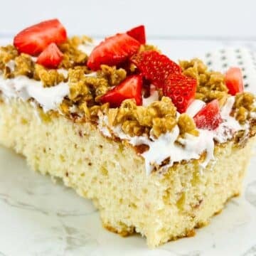 Strawberry crunch cake thumbnail picture.